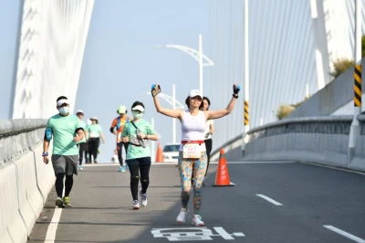 跑者跑上連接中科與水湳的科湳愛琴橋。( 主辦單位提供)
