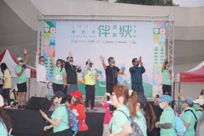 運動局長(右3)李昱叡一早便現身中央公園會場為參賽選手們加油打氣。(主辦單位提供)