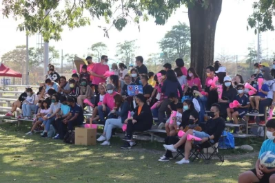 黎明國中的家長組加油團到現場助陣。楊勝凱/攝