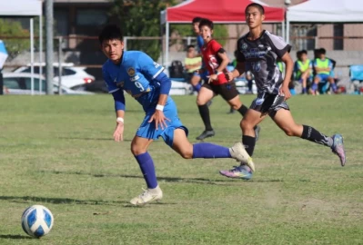 江均昊(左)率先為黎明國中進球,取得1-0領先。楊勝凱/攝