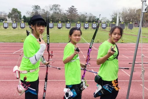 中華國小勇奪女子團體對抗銀牌，選手朱兒（左起）、顏涵庭、王予希。中華國小提供