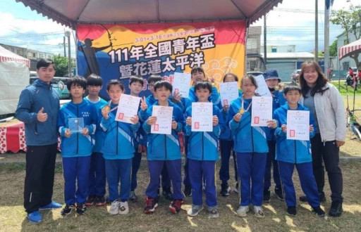 中華國小射箭隊獲獎選手合影。中華國小提供