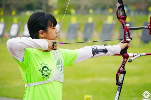 中華國小選手朱兒表現沉穩，獲得女子個人對抗賽銀牌、排名賽第三名。中華國小提供