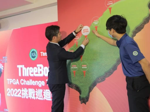 ThreeBond巡迴賽總冠名贊助商香港台灣分公司泰地宏和總經理揭牌。鍾豐榮攝影