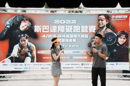「Spartan Race」斯巴達障礙跑大使刀哥(右)。大會提供