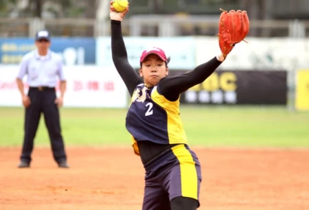 南崁高中先發投手張芝菱表現穩健,完封完投幫助球隊以5:0勝秀峰高中。高中體總提供