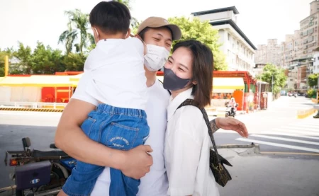周儀翔家人熱情迎接他出關。官方提供