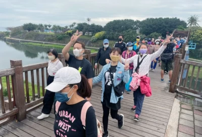 參加民眾在鳴槍中,沿曙光橋出發。花蓮市公所提供