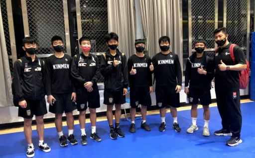 教練周清曜(右)領軍金門金城2連勝連2季小組第一。大會提供