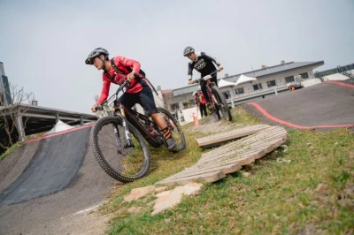 全職店長周佩霓(前)用電動登山車險勝Gravel礫石車。輪動台灣運動協會提供