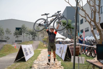 李冠賢以絕對領先的優勢舉車進入終點。輪動台灣運動協會