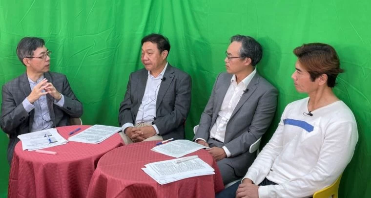右起黃煜教授、林華韋領隊黃成翰總監和常富寧主播。國立清華大學運動事業及政策中心提供