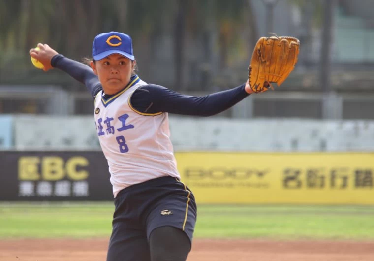 中正高工朱怡珊以六勝戰績獲頒大會高中組最佳投手獎。高中體總提供