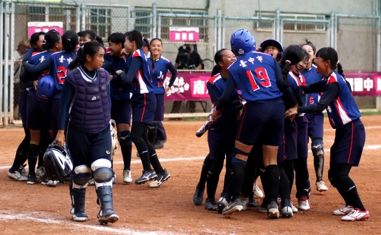 東山高中在延長賽以3:2險勝中正高工奪冠,球員衝出休息區相擁慶賀。高中體總提供