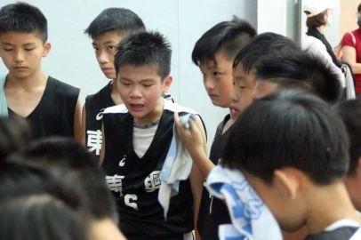 台中東興小球員哭成一團。官方提供