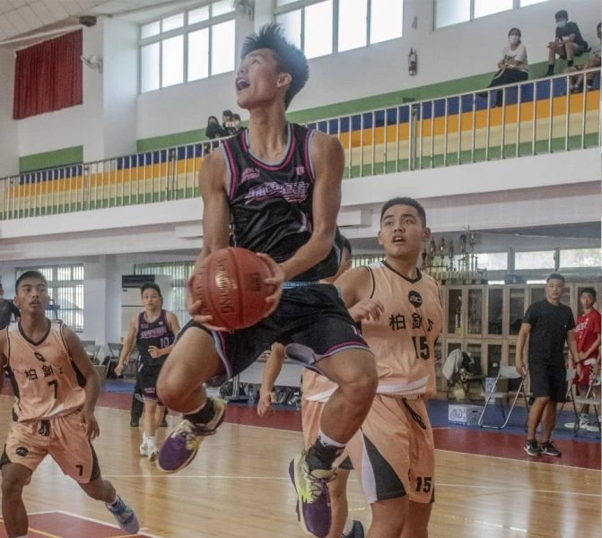 「柏釧盃」國中組開幕戰埔里對神岡。大會提供