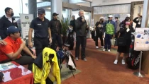 第一回合裁判長郭宗泰(中)及秘書長劉克倫(右一)因大霧影響下午5點23分停賽。鍾豐榮攝影
