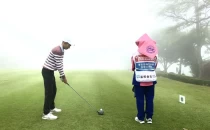 第一回合選手在霧中開球。鍾豐榮攝影