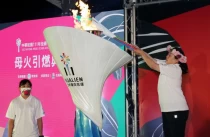 花蓮縣長徐榛蔚（右）接引母火。蔡宗憲攝