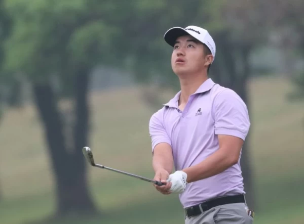 第二回合職業新秀余松柏兩天以(-8)暫並列第一。鍾豐榮攝影