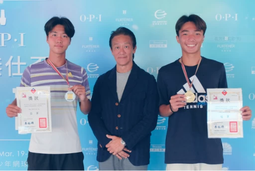 王愷翊贏得OPI盃18歲男單冠軍(右),前雙打搭檔邱川育獲得亞軍(左),中為美傑仕集團董事長陳睿豐。海碩整合行銷提供