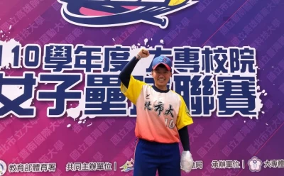 林芷筠代打上壘後頻頻振臂揮手,開心之情溢於言表。(大專體總提供)