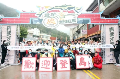 長官貴賓與跑者大合照。大會提供