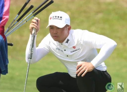 第三回合詹世昌打出64桿,三天成績(-11)衝到第一。鍾豐榮攝影