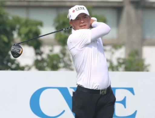 第三回合詹世昌打出64桿,三天成績(-11)衝到第一。鍾豐榮攝影