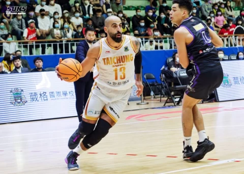 台中葳格太陽洋將桑尼(左)切入過人。官方提供