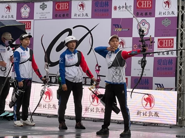 新竹市愛山林女團陣容(右到左)張容嘉、林詩嘉、郭紫穎與教練王正邦。大會提供