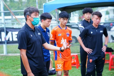 臺中SKECHERS惠文高中總教練葉獻中(左)。大會提供