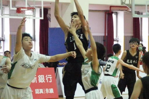 花蓮中正國小湯嚴浩閔(17號)致勝放籃。路皓惟攝