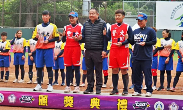 柯夏愛以6勝拿下投手獎。(左二)