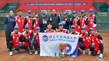 壘協秘書長張家興頒獎冠軍暨南大學。(大專體總提供)
