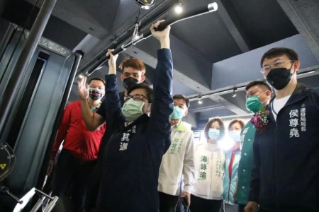 高雄市長陳其邁體驗現場的重訓裝備。高雄運發局提供