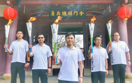 花蓮全中運聖火隊傳抵清金門總兵署。花蓮縣政府提供