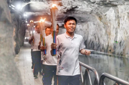 花蓮全中運聖火隊由領隊吳昌葦領軍傳遞,穿越史蹟戰時補給站「翟山坑道」。花蓮縣政府提供