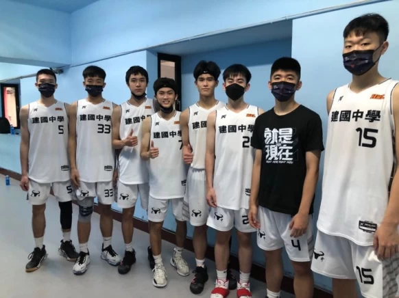 建中8名出身JHBL甲級名校北市永吉國中的「永吉幫」。大會提供