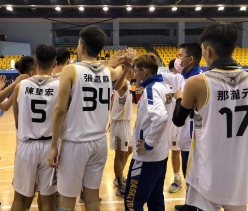 振聲教練林嘉億(右二)面授機宜。大會提供