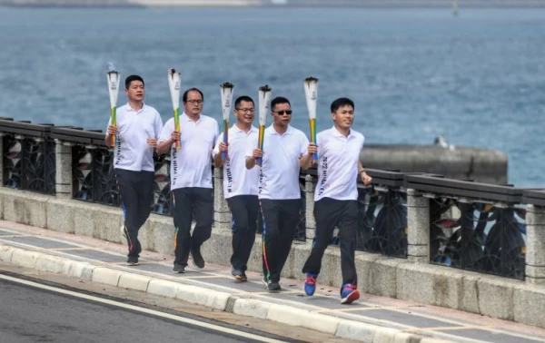 花蓮全中運聖火隊穿越澎湖跨海大橋傳遞。花蓮縣政府提供