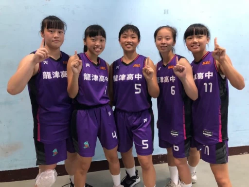 龍津先發五虎含3菜鳥吳郡淇(左起)、賴沛函、倪韶伶及高三湯若欣、高二徐晨晏。大會提供