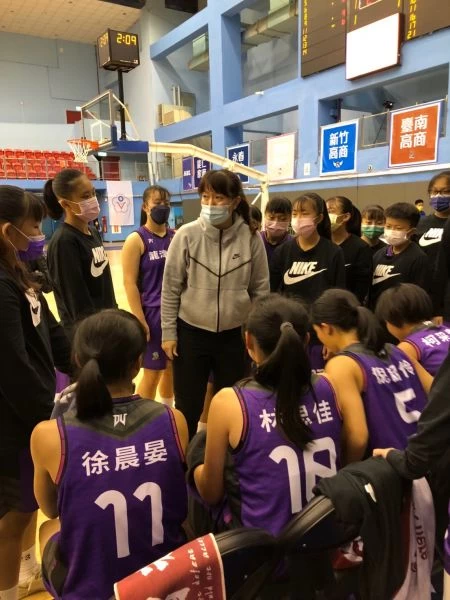 龍津教練羅慧潔向有袖裡乾坤,「菜鳥雙衛」破南商7連勝就添一筆。大會提供