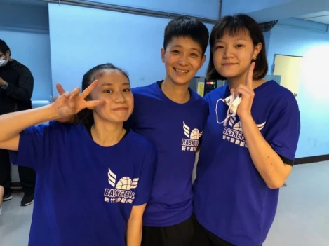 108學年竹商首冠功臣莊佳芸(右)、宋梓琳(左)與教練陳姿汶相見歡。大會提供