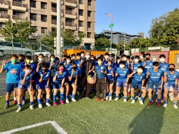 台中運動局長李昱叡祝福台中藍鯨今年總冠軍。台中市運動局提供