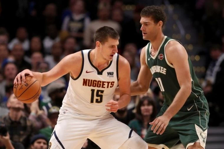 公鹿終於迎來完整的陣容,羅佩茲(Brook Lopez,右)的回歸,也讓禁區的高度提升。法新社