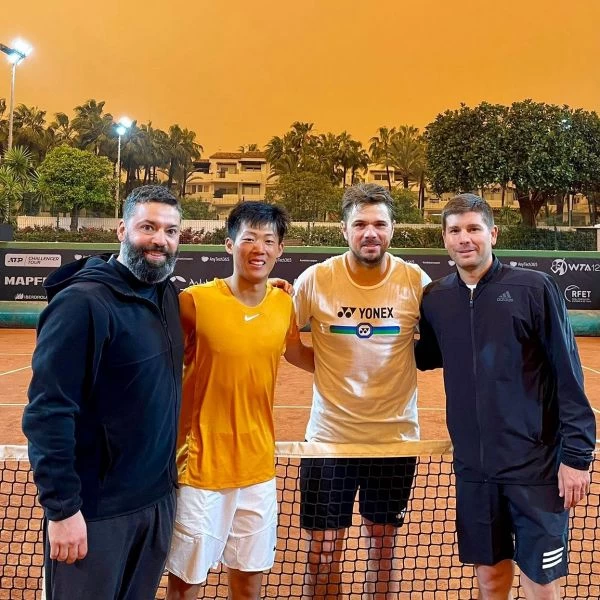 曾俊欣與三座大滿貫冠軍Wawrinka(右2)一同練球。摘自推特