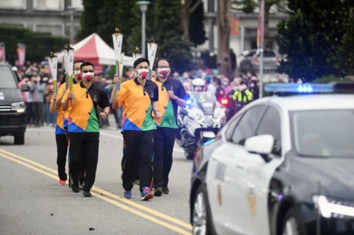 全中運聖火環台傳遞由警車前導,獲得花蓮鄉親夾道歡迎。花蓮縣政府提供