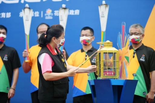 花蓮縣長徐榛蔚從全中運聖火母火燈引母火後,將聖火交接予聖火隊。花蓮縣政府提供