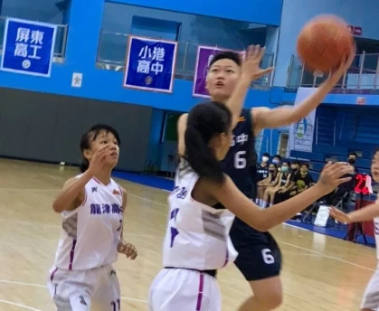 連學姊林德欣都服氣的永春高二主控呂秀詔切入扭腰上籃。大會提供